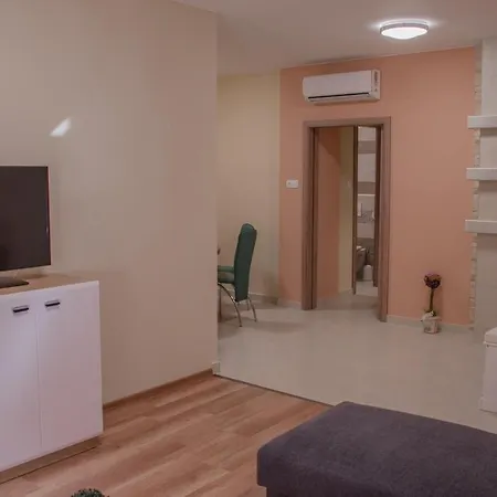 Oros House Apartmanhaz * Oroshaza