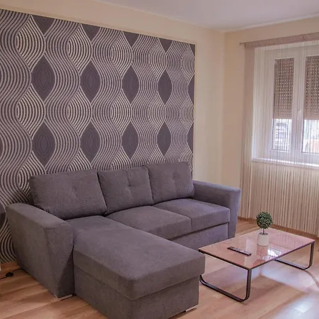Oros House Apartmanhaz * Oroshaza