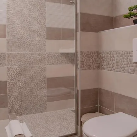 Oros House Apartmanhaz * Oroshaza