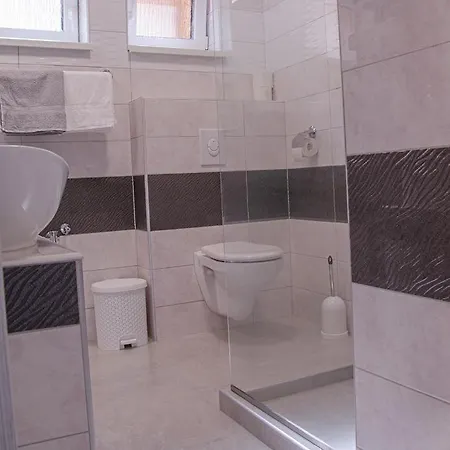 Oros House Apartmanhaz *