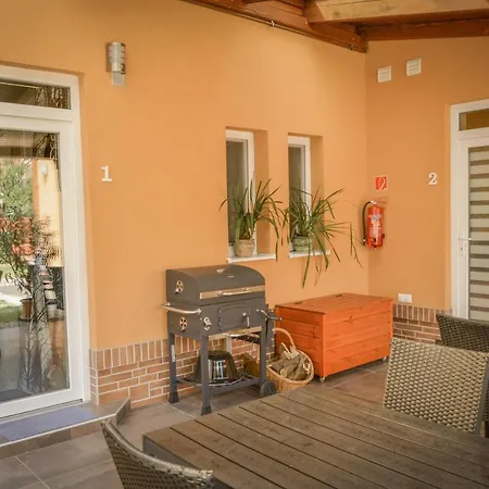 Oros House Apartmanhaz Apartment Oroshaza