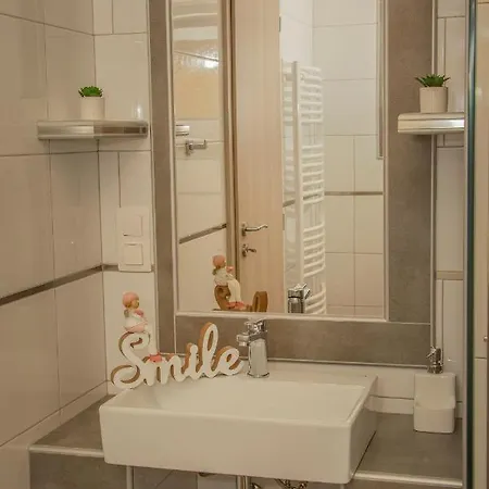 Oros House Apartmanhaz * Oroshaza