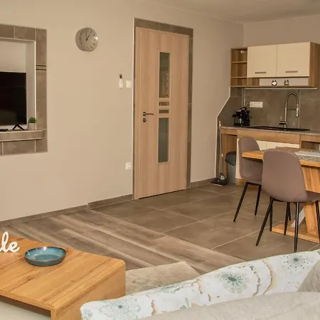 Oros House Apartmanhaz Apartment Oroshaza