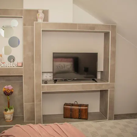 Oros House Apartmanhaz * Oroshaza